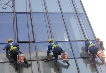 專業(yè)幕墻玻璃清洗及保潔服務(wù)——浦東周浦鎮(zhèn)，覆蓋全市